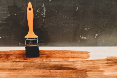 Koyu kahverengi lekeli tahta kaplama. Endüstriyel düzen ve arka plan. Fırçayla resim yapmak.