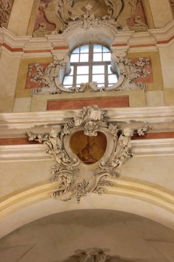 iç kilise çatısının görünümü fresklerle