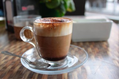 süt ve kahve ile cappuccino sıcak içecek