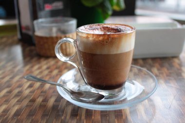 süt ve kahve ile cappuccino sıcak içecek
