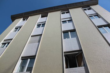 Pencereli binanın dış görünümü