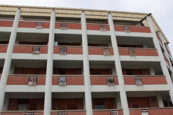 Buitenaanzicht Van Het Gebouw Met Ramen — Stockfoto