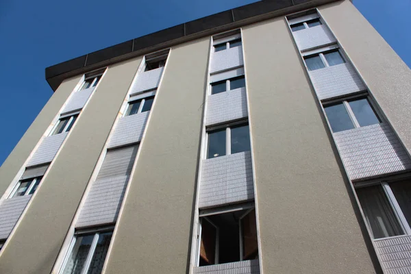 Pencereli binanın dış görünümü