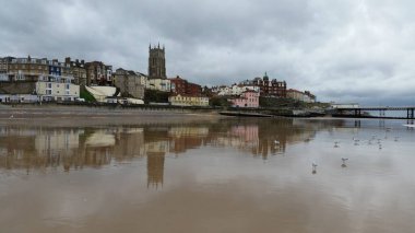 Cromer Pier Islak Kuma Yansıdı