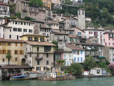 Dik Tepe 'deki İtalyan Lakeside Köyü