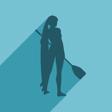 Sörf tahtasıyla poz veren bir kadın.