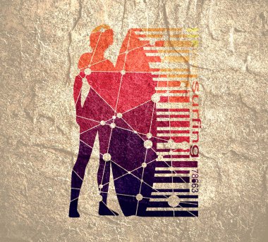 Sörf tahtasıyla poz veren kadın