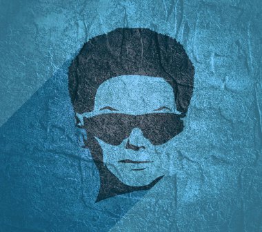 Siyah güneş gözlüklü güzel bir kadının portresi.