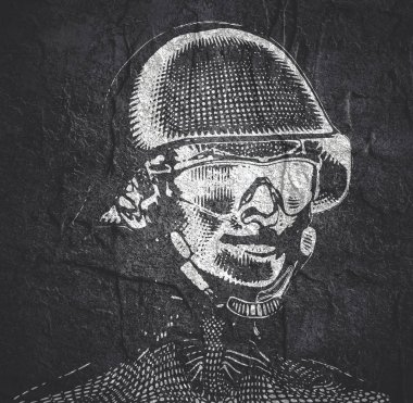 Askeri üniformalı kadın.