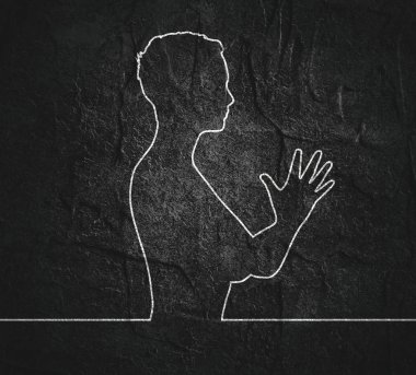 Dua eden bir kadın silüeti