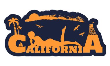 Genç bir kadın kumsalda güneşleniyor..