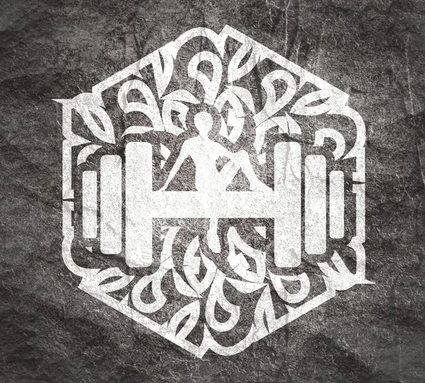 Sportif bir kadın halterde oturur.