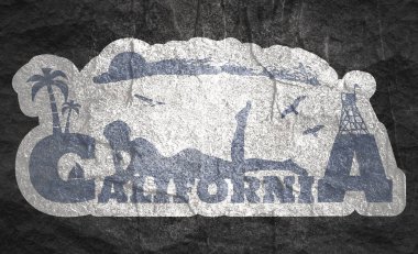 Genç bir kadın kumsalda güneşleniyor..