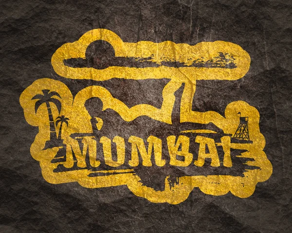 Genç bir kadın kumsalda güneşleniyor..