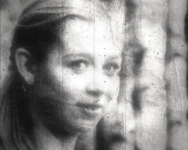 Bir kadın kafası silueti..