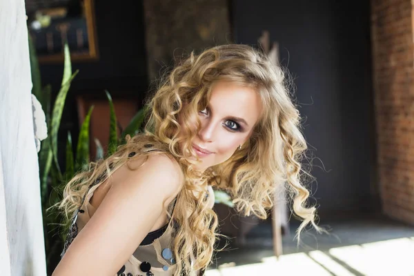 Vrolijke Blonde Vrouw Thuis Sexy Vrouwelijk Model Met Lang Golvend — Stockfoto