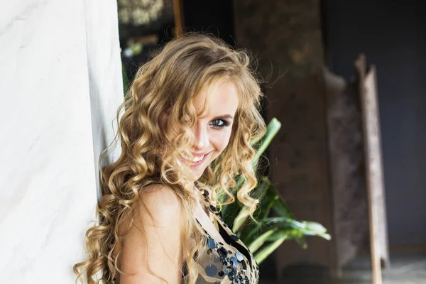 Улыбающаяся Модель Длинными Волнистыми Волосами Дома Симпатичная Женщина Смеющаяся — стоковое фото