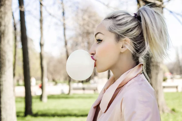 Young Woman Blowing Bubble Chewing Gum Walking Park Outdoors Lifestyle — Stock Photo, Image