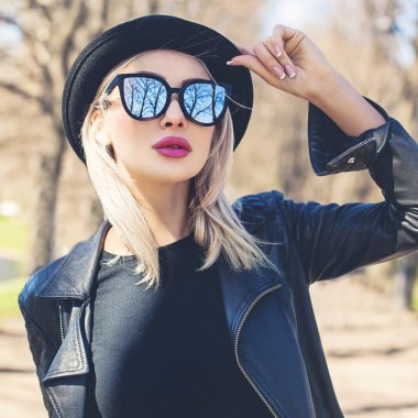 Mükemmel genç kadın açık havada. Kadın modeli yüz, siyah şapkalı kız