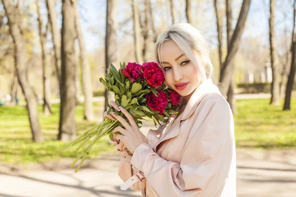 Carina Giovane Donna Con Fiori All Aperto Modello Femminile Con — Foto Stock