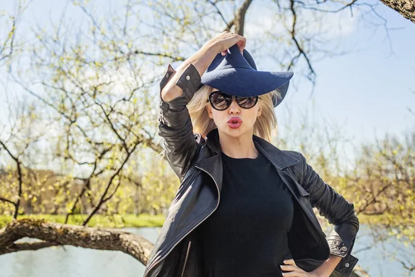 Lustige Frau Mit Blauem Hut — Stockfoto