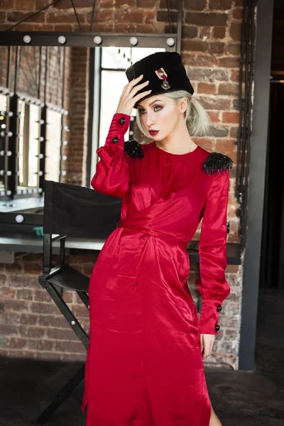 Mükemmel Moda Model Kadın Kırmızı Ipek Elbiseli Portre — Stok fotoğraf