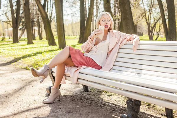 Mujer Rubia Con Comida Callejera Aire Libre — Foto de Stock