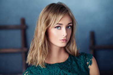 Genç güzel kadın, portre portre