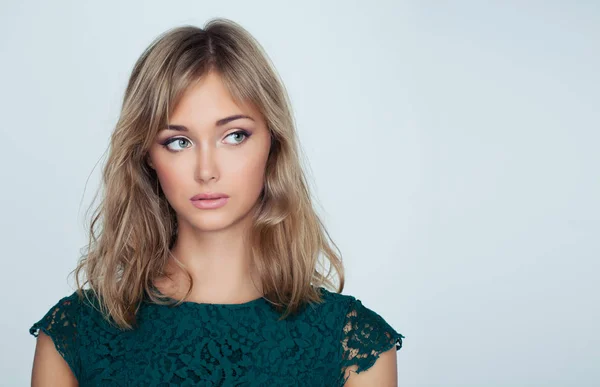 Vacker Ung Kvinna Med Blond Bob Frisyr Bakgrund Med Kopia — Stockfoto