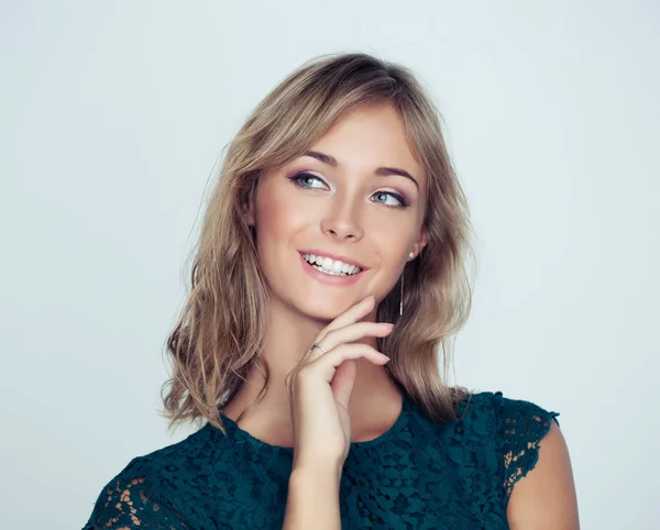 Uma Jovem Mulher Sorridente Fêmea Rosto Close Retrato — Fotografia de Stock