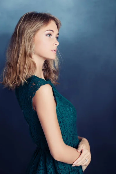 Vacker Ung Kvinna Blå Bakgrund — Stockfoto