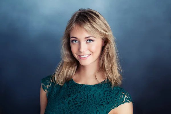 Retrato Modelo Mulher Feliz Estudante Menina Sorrindo — Fotografia de Stock