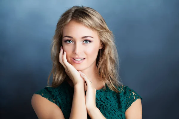 Linda Mujer Sonriendo Cara Mujer Joven — Foto de Stock