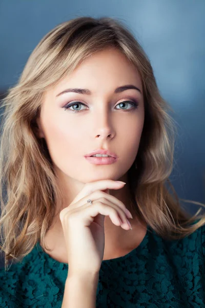 かわいい若い女性のポートレート クローズ アップ 青の背景に女性の顔 — ストック写真