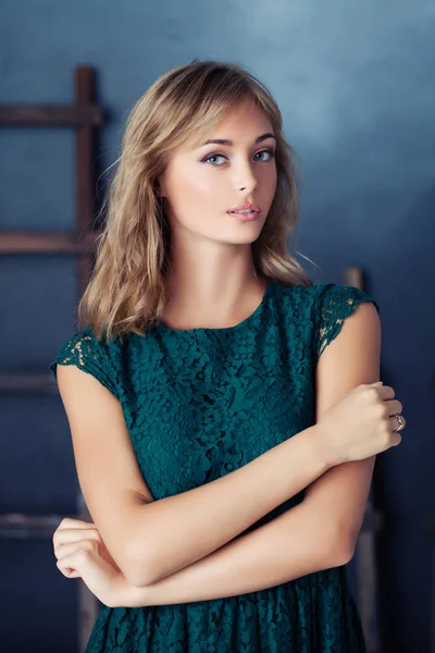 Piękna Modelka Zielonej Sukni Portret — Zdjęcie stockowe