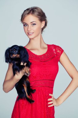 Neşeli kadın ve beyaz arka plan üzerinde köpek yavrusu. Aşk Evcil hayvan kavramı