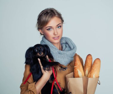 Sevimli kız moda Model sarılma köpek yavrusu, Fransız tarzı