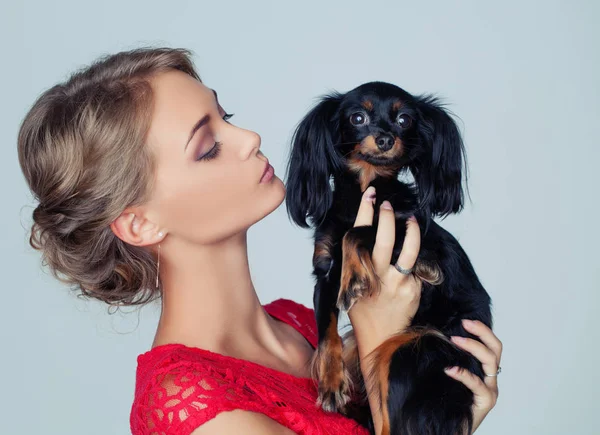 Junge Frau Küsst Welpen Auf Weißem Hintergrund Liebe Haustiere Konzept — Stockfoto