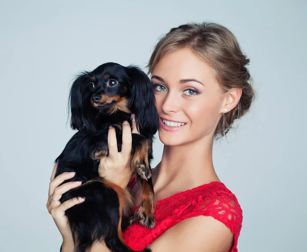 Gülümseyen Kadın Beyaz Arka Plan Portre Üzerinde Köpek Yavrusu Aşk — Stok fotoğraf