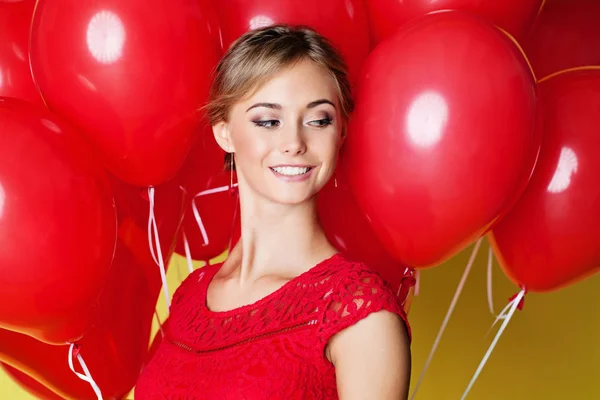 Vacker Ung Kvinna Ansikte Gul Bakgrund Med Ballonger Närbild Porträtt — Stockfoto