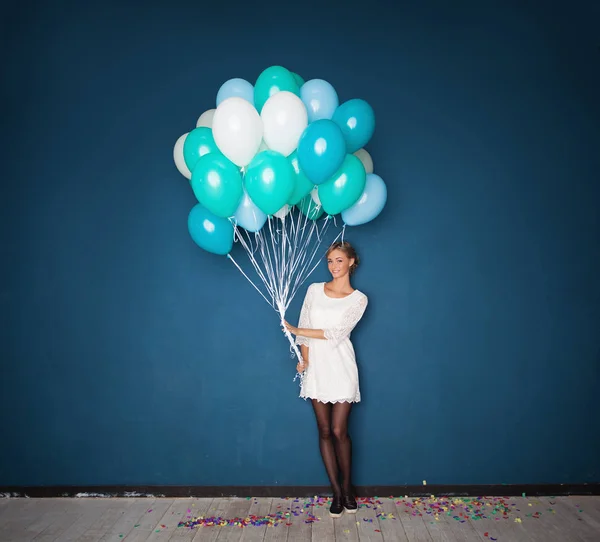 Glad Ung Kvinna Vit Klänning Holding Ballonger Blå Holiday Bakgrund — Stockfoto