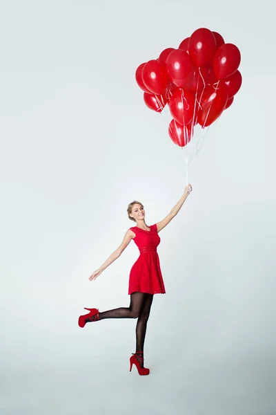 Веселая Женщина Красном Платье Воздушными Шарами Праздник Фон — стоковое фото