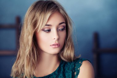 Mavi arka plan, portre portre üzerinde güzel kadın