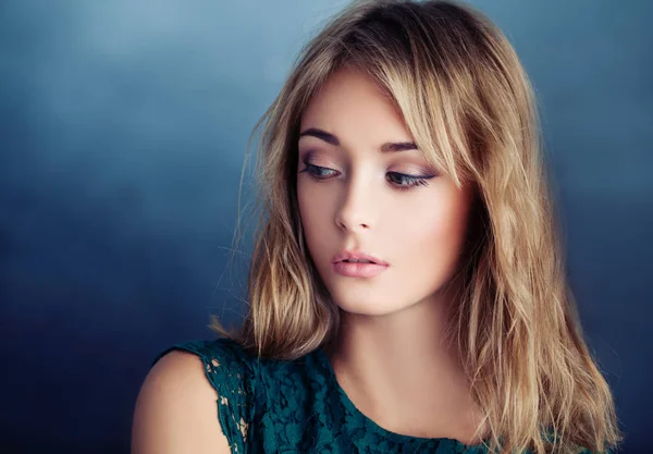 Kopya alanı, yüz closeup ile mavi arka plan üzerinde genç kadın
