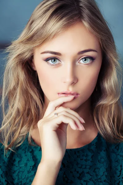 女性の顔をクローズ アップ 思考の若い女性 — ストック写真