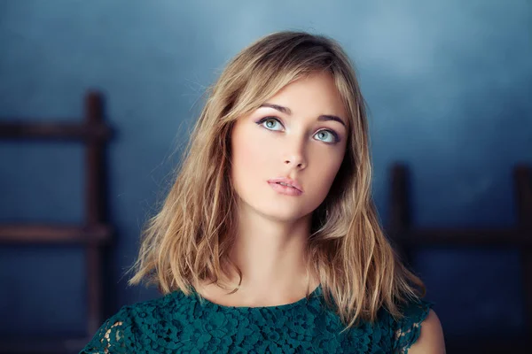Portret Młodej Kobiety Ładna Dziewczyna Makijażu Blond Fryzurę — Zdjęcie stockowe