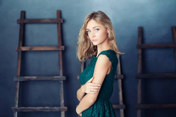Ładna Dziewczyna Tle Niebieski Rustik Portret Moda Model Młody Kobiety — Zdjęcie stockowe