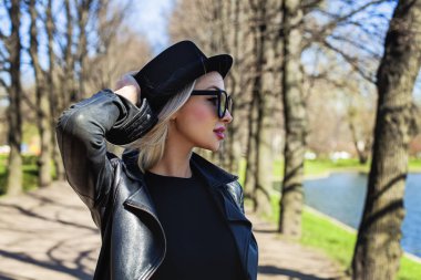 Kaygısız kadın açık havada, moda portre