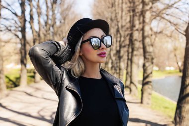 Mutlu genç kadın açık havada, moda portre
