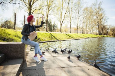 Kırmızılı genç kadın fransız bere şapka Park açık havada